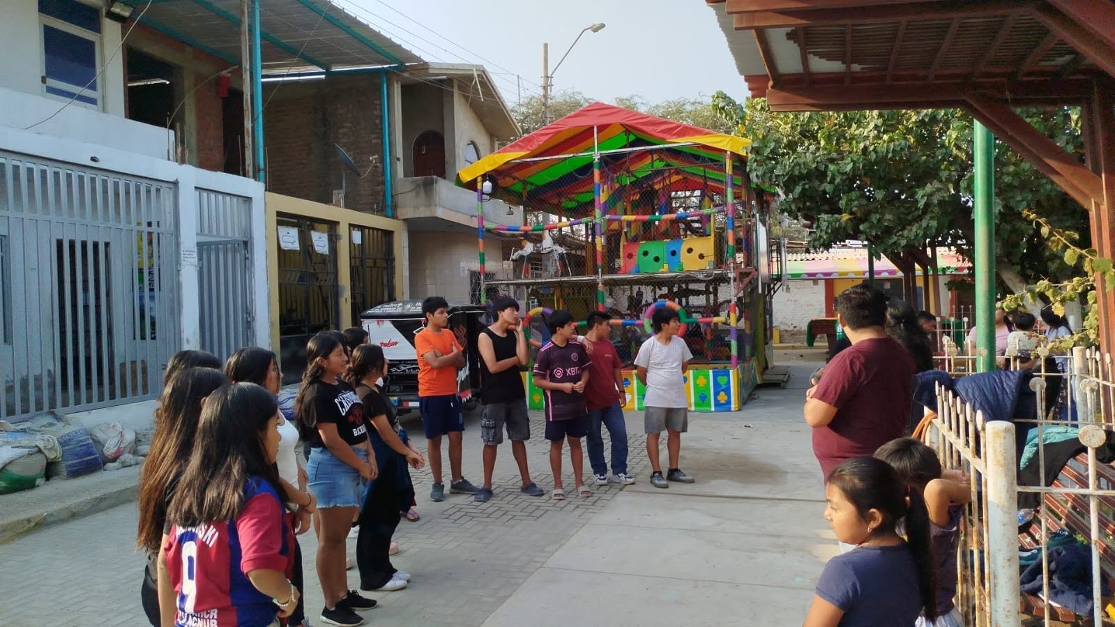 Niños y jóvenes participando en las actividades de Pasión y Sentimiento Cultural